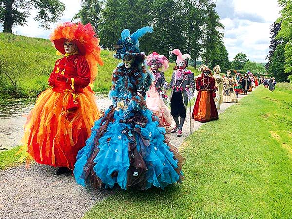 Maskenfest in den Wassergärten von Annevoie & Stadt Dinant